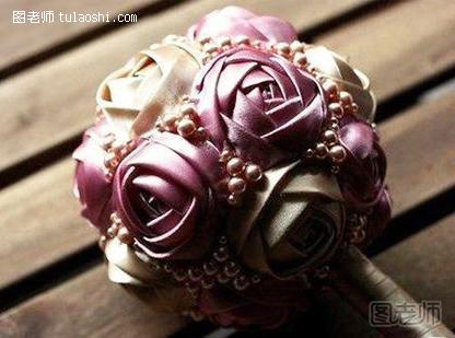 步骤9:把单朵的玫瑰再逐个缝合起来，加上珠链做装饰，玫瑰花球就完成了