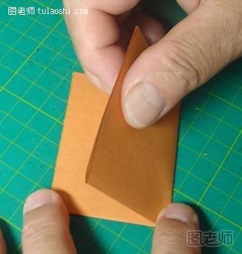 步骤1:折（纸）---选择适当大小彩色纸并对折（做一只蝴蝶）或四折（做两只蝴蝶）