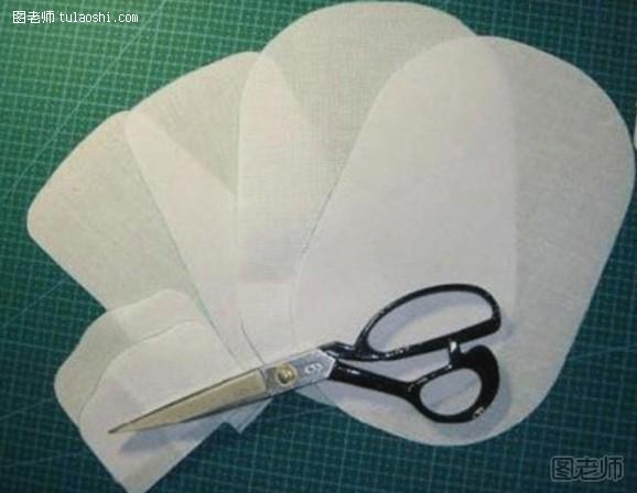 步骤1:根据图纸剪出布衬，不加缝份，原图纸大小