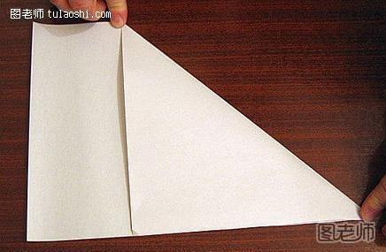步骤1:准备一张长方形白色纸张，如图先折出一个三角形