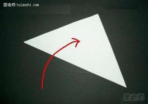 步骤1:依箭头所示，将纸对折