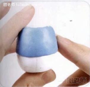步骤1:将白色软陶揉成水桶状做身体，再将蓝色软陶擀成薄片，包住身体的2/3做衣服