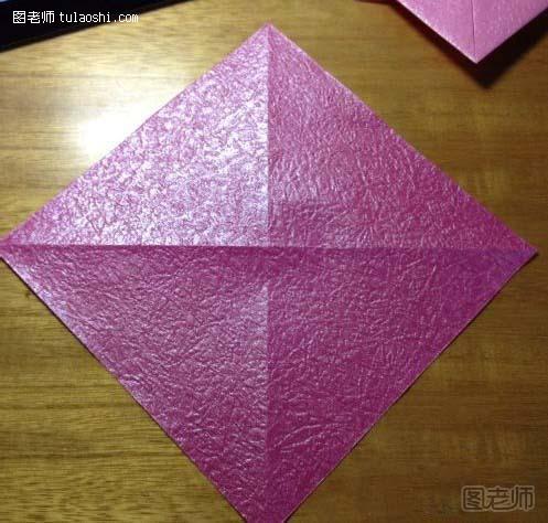 步骤1:取张正方形的纸，角对角折，折出如图折痕