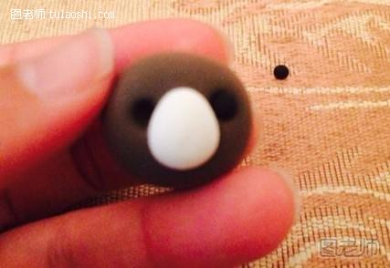 步骤3:搓两个黑色小圆做眼睛，并粘上去
