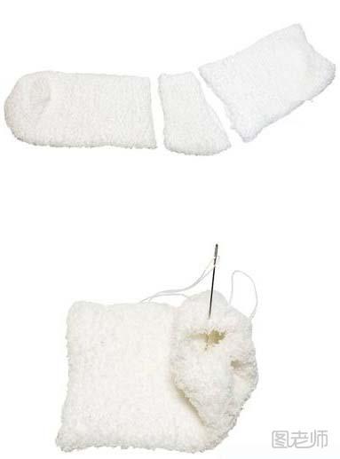 步骤1:把一只白色袜子剪成两截，其中，袜口的那部分一端开口用白色针线缝口。