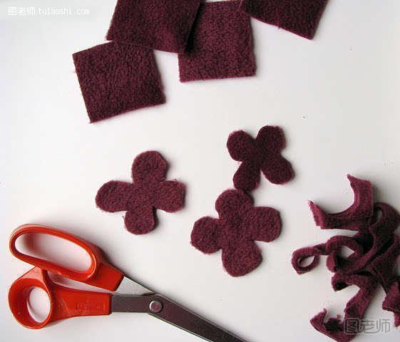 步骤6:把之前裁剪多余的布用剪刀剪出花朵的模样