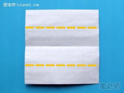 步骤3:继续按照图示中的两条黄色虚线为折痕，将底边和顶边折向中线