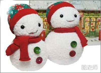 步骤7:另外一只白袜和红袜同样制作，就得到一对可爱的圣诞节小雪人。