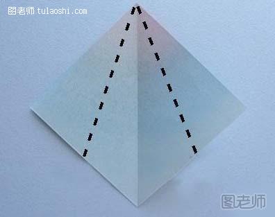 步骤3:接着把正方形纸底部两端分成1/2，然后连接顶部端点对折