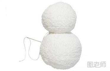 步骤3:用针线把两个布球缝合成雪人的身体。
