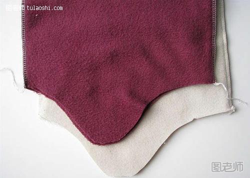 步骤3:把颜色相同的两张毛毯布对齐缝合