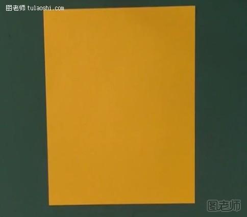 步骤1:准备一张黄色的单面纸张作为圣诞铃铛的制作材料