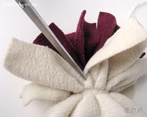 步骤10:用剪刀把整块的白色毛毯布剪开成条状