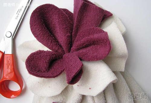 步骤11:把酒红色毛毯布剪成花朵的形状即可