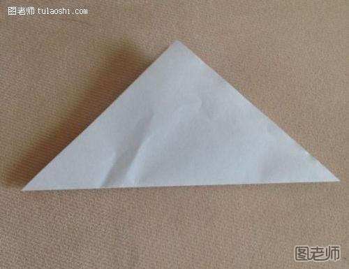 步骤1:准备一张正方形纸，对角折
