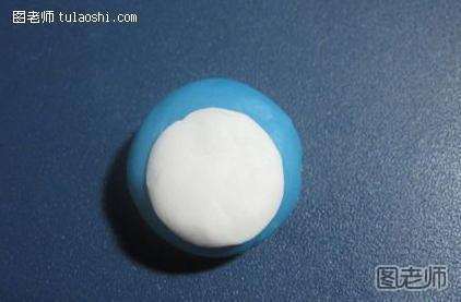 步骤2:捏一个白色薄片，贴到刚刚做好的蓝色圆球上