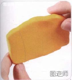 步骤1:揉一块黄色软陶厚片