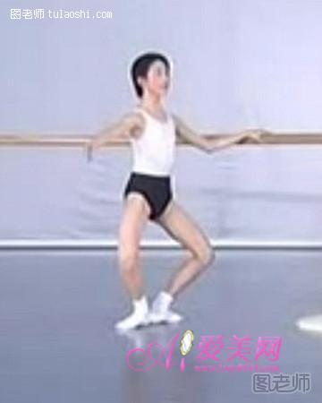  优雅男生芭蕾舞 舞出健康匀称体态 