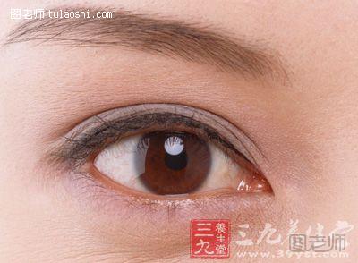 眼睛浮肿现象经常发生在血液循环代谢能力差的人身上