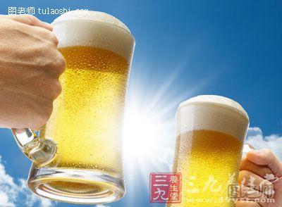 啤酒中含有酒精，此外一般啤酒还含有植物酿酒时萃取的精华物质