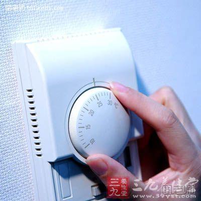 由于空调房空气不流通，缺少新鲜空气刺激