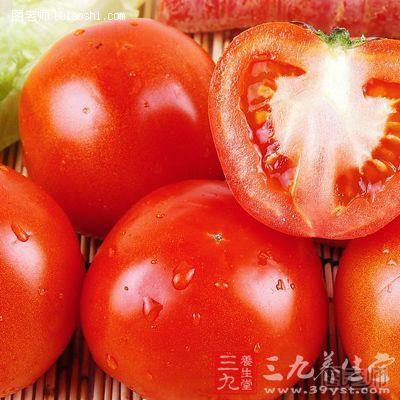西红柿1个，淀粉5克。将鲜番茄捣烂，调入少许淀粉增加黏性
