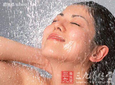 许多人在锻炼之后喜欢美美地洗个澡，不仅可以除去臭汗，还能使身心获得彻底放松，疲劳的身体得以迅速恢复