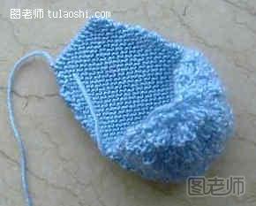 蓝色毛球宝宝鞋的编织过程图解