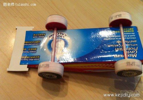 牙膏盒+塑料瓶盖 手工制作超酷跑车模型- www.kejidiy.com