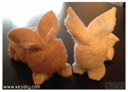 一块毛巾折出兔子玩具手工制作- www.kejidiy.com