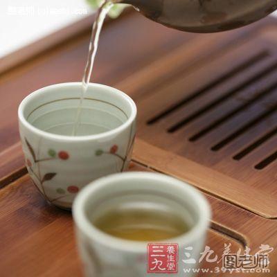 喝茶有益，但不可过度。喝茶过多会导致体内电解质紊乱，甚至导致心肺功能异常。
