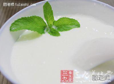 酸奶是是一种神奇的美白养颜圣品。它含有各种益生菌、蛋白质、矿物质和多种维生素，可提升皮肤表皮的含水量