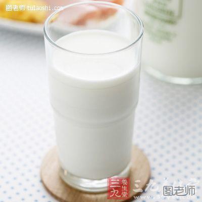 多吃富含钙物质多的食物，比如牛奶
