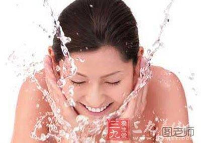 一清早肌肤出现过敏症状，就要选择温水洗脸，将肌肤刺激降到最低