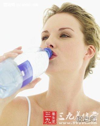 一天喝3000毫升的水可以提高免疫力
