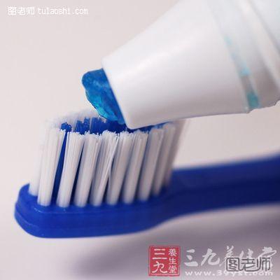 用墨斗鱼的骨头，碾碎放在牙刷上当牙膏使用