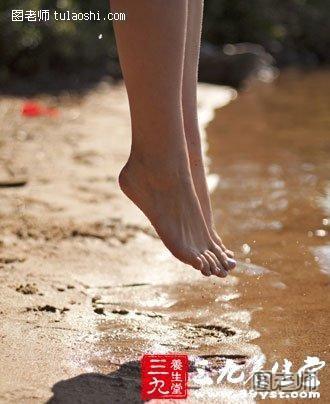 建议大家洗脚时用一些清洁效果好刺激小的清洁用品