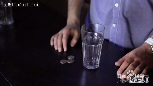 魔术教学超简单的硬币穿玻璃杯