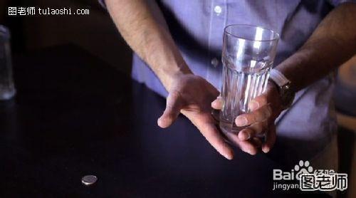 魔术教学超简单的硬币穿玻璃杯