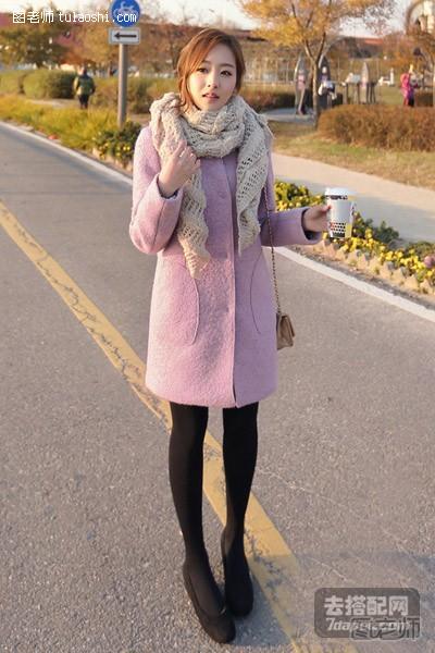浅紫色大衣+遮肚腩  穿出甜美可人的造型