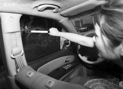 3 记者坐在副驾驶座上，挥锤砸向驾驶室车窗，一次便将车窗敲碎。