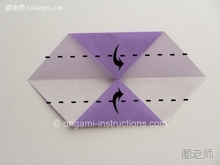 这个组合折纸花最终在进行制作的时候是通过白乳胶将单元折纸模型粘贴到一起