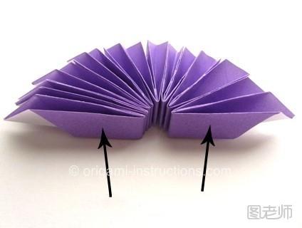 对于这样的折纸扇子结构需要进行一个封闭的处理才能够完成整个折纸花的制作