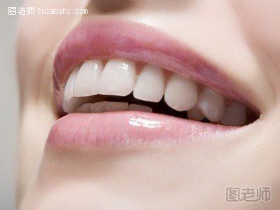 经常塞牙用牙签危害多，牙线才是清洁牙缝的神器