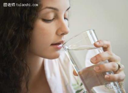 早上空腹喝什么水最好？早上空腹喝白开水真能排毒吗
