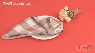用餐巾纸折螺形盘花的折法