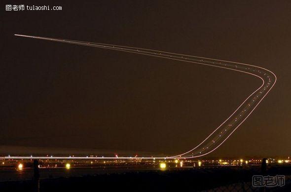 2007年12月8日，西班牙巴塞罗纳机场，西班牙欧洲航空公司的波音737-8客机从25L跑道起飞。