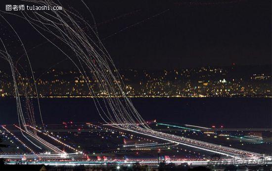 2009年7月17日，美国旧金山国际机场，来自密尔布莱的航班从1L/1R跑道起飞，离开机场。照片曝光时间从晚上10点到11点。