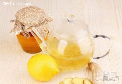早上可以喝生姜绿茶，能够帮助预防感冒，清热解毒，益气舒心