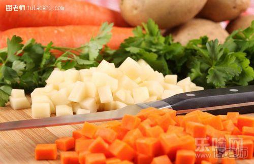 多吃维生素含量高的蔬菜和水果